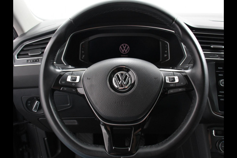 Volkswagen Tiguan Allspace 1.5 TSI Highline All-space 7p. Adaptive cruise control Climate control LED Parkeersensoren Panoramadak Achteruitrijd camera Trekhaak Navigatie Voorstoelen verwarmd Apple Carplay/ Android Auto