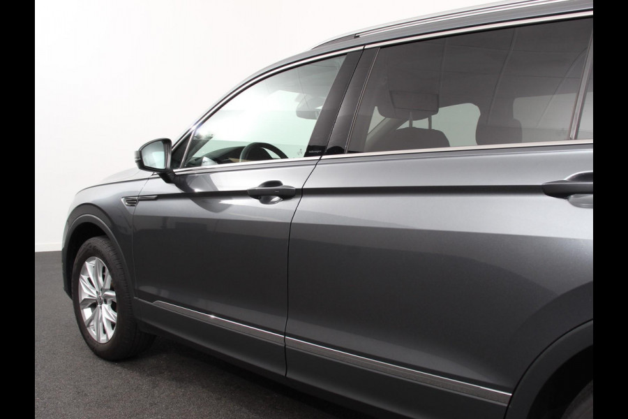 Volkswagen Tiguan Allspace 1.5 TSI Highline All-space 7p. Adaptive cruise control Climate control LED Parkeersensoren Panoramadak Achteruitrijd camera Trekhaak Navigatie Voorstoelen verwarmd Apple Carplay/ Android Auto