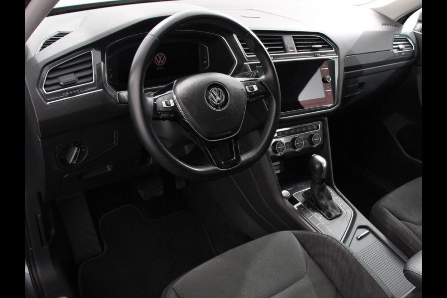 Volkswagen Tiguan Allspace 1.5 TSI Highline All-space 7p. Adaptive cruise control Climate control LED Parkeersensoren Panoramadak Achteruitrijd camera Trekhaak Navigatie Voorstoelen verwarmd Apple Carplay/ Android Auto