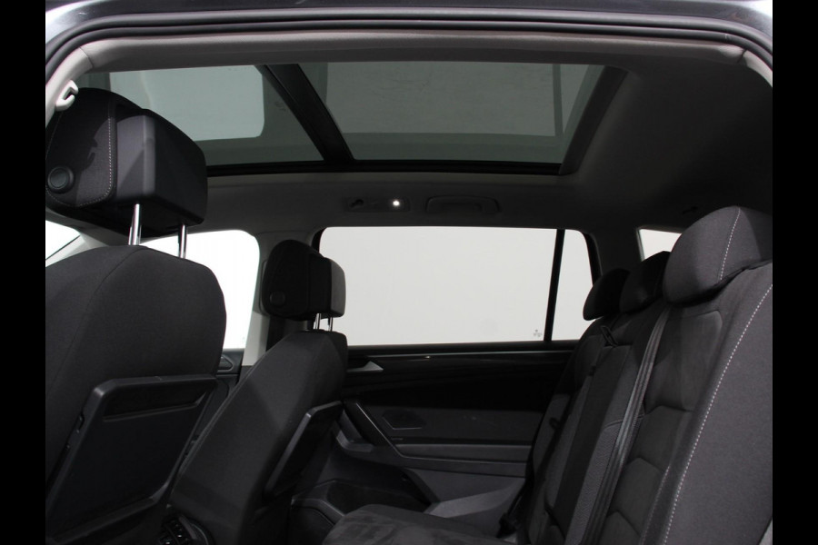 Volkswagen Tiguan Allspace 1.5 TSI Highline All-space 7p. Adaptive cruise control Climate control LED Parkeersensoren Panoramadak Achteruitrijd camera Trekhaak Navigatie Voorstoelen verwarmd Apple Carplay/ Android Auto