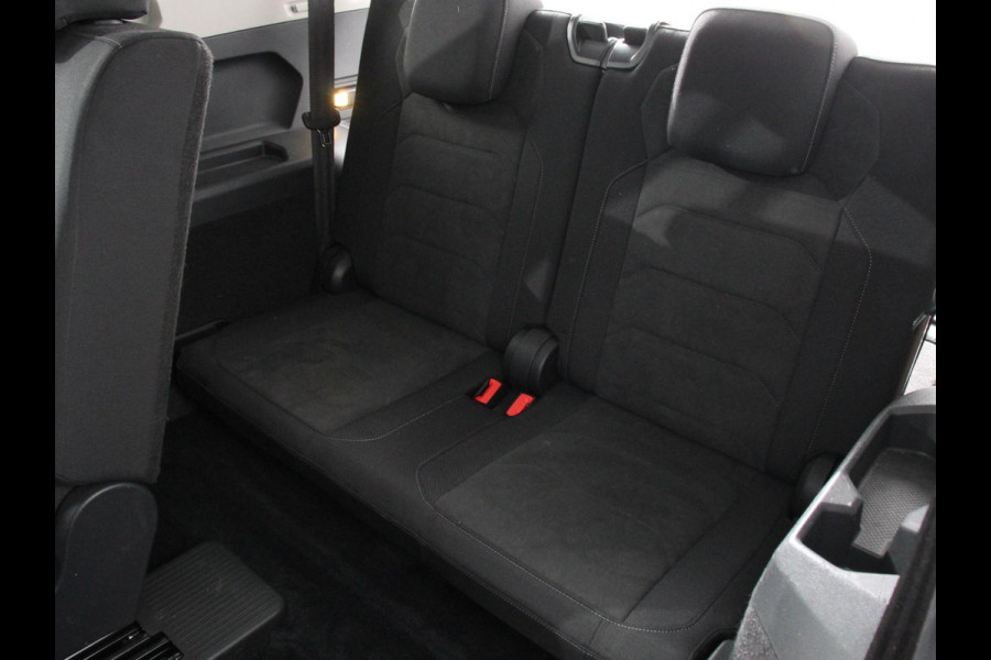 Volkswagen Tiguan Allspace 1.5 TSI Highline All-space 7p. Adaptive cruise control Climate control LED Parkeersensoren Panoramadak Achteruitrijd camera Trekhaak Navigatie Voorstoelen verwarmd Apple Carplay/ Android Auto