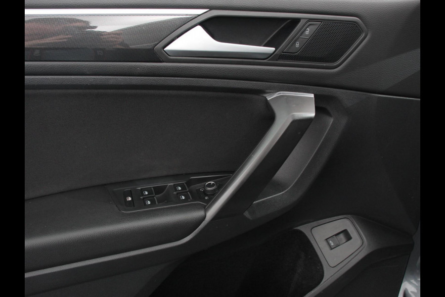 Volkswagen Tiguan Allspace 1.5 TSI Highline All-space 7p. Adaptive cruise control Climate control LED Parkeersensoren Panoramadak Achteruitrijd camera Trekhaak Navigatie Voorstoelen verwarmd Apple Carplay/ Android Auto