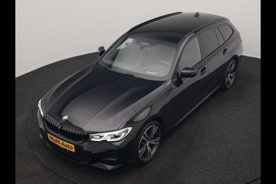 BMW 3 Serie Touring 330e M Sport PHEV 293pk Dealer O.H. | Trekhaak Af Fabriek | Adaptive Cruise | Head Up | 360 Camera | Adaptief Onderstel | Alcantara Sportstoelen & Stuur Verwarmd | Laser LED | Sfeerverlichting | Keyless | Blis | Apple Carplay | Plug In Hybrid |