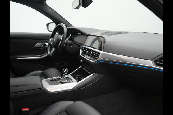 BMW 3 Serie Touring 330e M Sport PHEV 293pk Dealer O.H. | Trekhaak Af Fabriek | Adaptive Cruise | Head Up | 360 Camera | Adaptief Onderstel | Alcantara Sportstoelen & Stuur Verwarmd | Laser LED | Sfeerverlichting | Keyless | Blis | Apple Carplay | Plug In Hybrid |