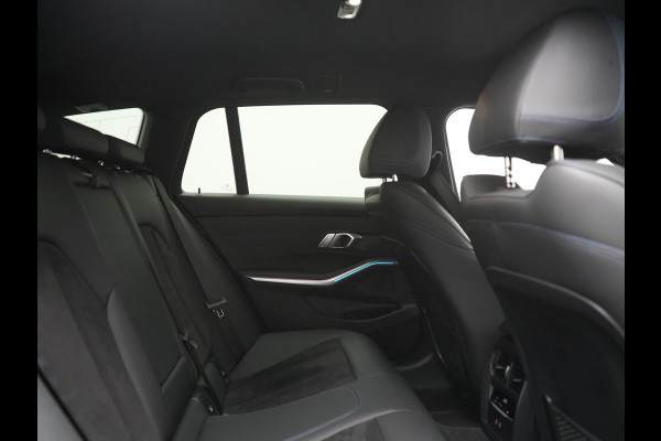 BMW 3 Serie Touring 330e M Sport PHEV 293pk Dealer O.H. | Trekhaak Af Fabriek | Adaptive Cruise | Head Up | 360 Camera | Adaptief Onderstel | Alcantara Sportstoelen & Stuur Verwarmd | Laser LED | Sfeerverlichting | Keyless | Blis | Apple Carplay | Plug In Hybrid |