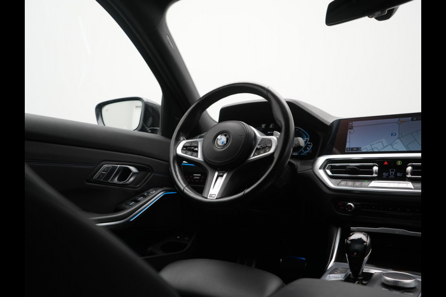 BMW 3 Serie Touring 330e M Sport PHEV 293pk Dealer O.H. | Trekhaak Af Fabriek | Adaptive Cruise | Head Up | 360 Camera | Adaptief Onderstel | Alcantara Sportstoelen & Stuur Verwarmd | Laser LED | Sfeerverlichting | Keyless | Blis | Apple Carplay | Plug In Hybrid |