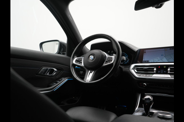 BMW 3 Serie Touring 330e M Sport PHEV 293pk Dealer O.H. | Trekhaak Af Fabriek | Adaptive Cruise | Head Up | 360 Camera | Adaptief Onderstel | Alcantara Sportstoelen & Stuur Verwarmd | Laser LED | Sfeerverlichting | Keyless | Blis | Apple Carplay | Plug In Hybrid |
