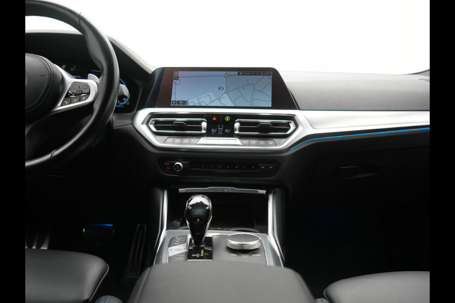 BMW 3 Serie Touring 330e M Sport PHEV 293pk Dealer O.H. | Trekhaak Af Fabriek | Adaptive Cruise | Head Up | 360 Camera | Adaptief Onderstel | Alcantara Sportstoelen & Stuur Verwarmd | Laser LED | Sfeerverlichting | Keyless | Blis | Apple Carplay | Plug In Hybrid |