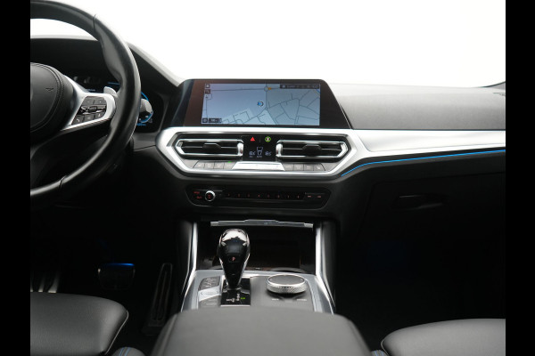 BMW 3 Serie Touring 330e M Sport PHEV 293pk Dealer O.H. | Trekhaak Af Fabriek | Adaptive Cruise | Head Up | 360 Camera | Adaptief Onderstel | Alcantara Sportstoelen & Stuur Verwarmd | Laser LED | Sfeerverlichting | Keyless | Blis | Apple Carplay | Plug In Hybrid |