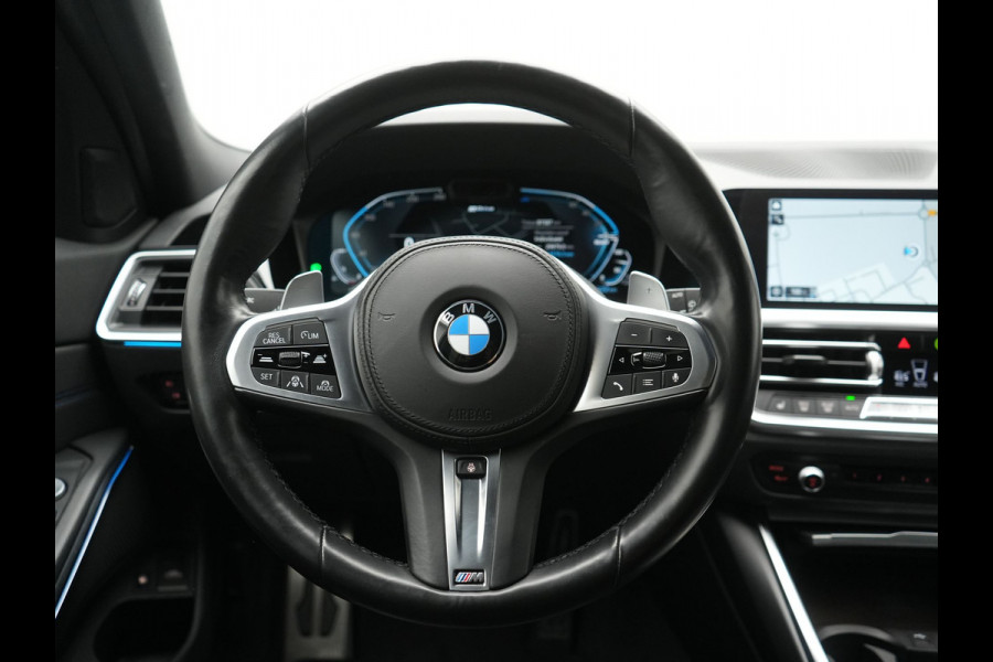 BMW 3 Serie Touring 330e M Sport PHEV 293pk Dealer O.H. | Trekhaak Af Fabriek | Adaptive Cruise | Head Up | 360 Camera | Adaptief Onderstel | Alcantara Sportstoelen & Stuur Verwarmd | Laser LED | Sfeerverlichting | Keyless | Blis | Apple Carplay | Plug In Hybrid |