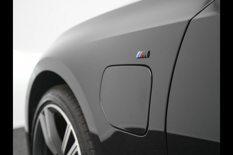BMW 3 Serie Touring 330e M Sport PHEV 293pk Dealer O.H. | Trekhaak Af Fabriek | Adaptive Cruise | Head Up | 360 Camera | Adaptief Onderstel | Alcantara Sportstoelen & Stuur Verwarmd | Laser LED | Sfeerverlichting | Keyless | Blis | Apple Carplay | Plug In Hybrid |