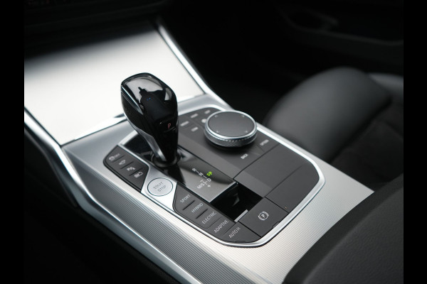 BMW 3 Serie Touring 330e M Sport PHEV 293pk Dealer O.H. | Trekhaak Af Fabriek | Adaptive Cruise | Head Up | 360 Camera | Adaptief Onderstel | Alcantara Sportstoelen & Stuur Verwarmd | Laser LED | Sfeerverlichting | Keyless | Blis | Apple Carplay | Plug In Hybrid |