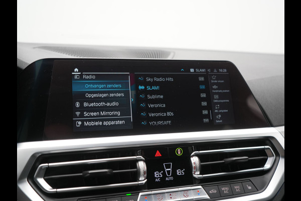 BMW 3 Serie Touring 330e M Sport PHEV 293pk Dealer O.H. | Trekhaak Af Fabriek | Adaptive Cruise | Head Up | 360 Camera | Adaptief Onderstel | Alcantara Sportstoelen & Stuur Verwarmd | Laser LED | Sfeerverlichting | Keyless | Blis | Apple Carplay | Plug In Hybrid |