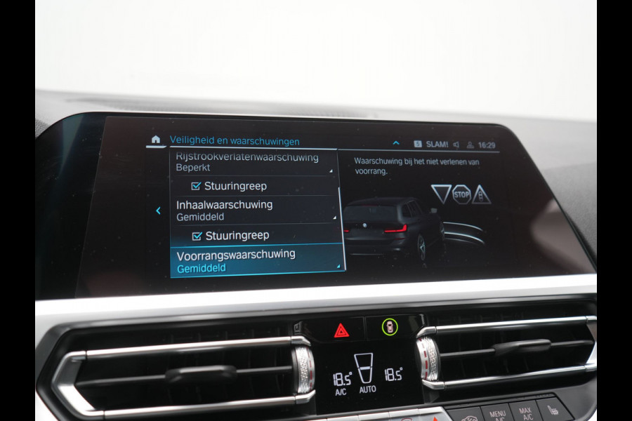 BMW 3 Serie Touring 330e M Sport PHEV 293pk Dealer O.H. | Trekhaak Af Fabriek | Adaptive Cruise | Head Up | 360 Camera | Adaptief Onderstel | Alcantara Sportstoelen & Stuur Verwarmd | Laser LED | Sfeerverlichting | Keyless | Blis | Apple Carplay | Plug In Hybrid |
