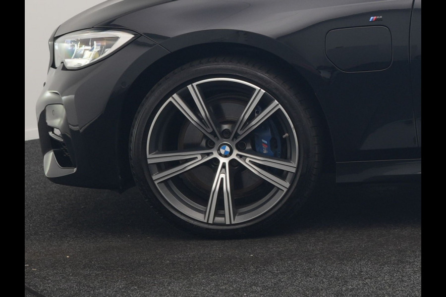 BMW 3 Serie Touring 330e M Sport PHEV 293pk Dealer O.H. | Trekhaak Af Fabriek | Adaptive Cruise | Head Up | 360 Camera | Adaptief Onderstel | Alcantara Sportstoelen & Stuur Verwarmd | Laser LED | Sfeerverlichting | Keyless | Blis | Apple Carplay | Plug In Hybrid |