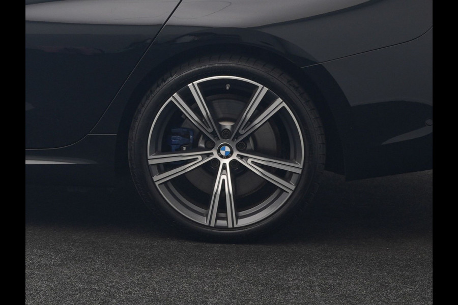 BMW 3 Serie Touring 330e M Sport PHEV 293pk Dealer O.H. | Trekhaak Af Fabriek | Adaptive Cruise | Head Up | 360 Camera | Adaptief Onderstel | Alcantara Sportstoelen & Stuur Verwarmd | Laser LED | Sfeerverlichting | Keyless | Blis | Apple Carplay | Plug In Hybrid |