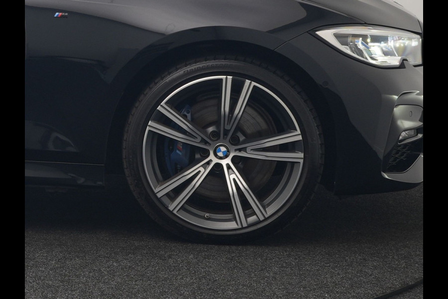 BMW 3 Serie Touring 330e M Sport PHEV 293pk Dealer O.H. | Trekhaak Af Fabriek | Adaptive Cruise | Head Up | 360 Camera | Adaptief Onderstel | Alcantara Sportstoelen & Stuur Verwarmd | Laser LED | Sfeerverlichting | Keyless | Blis | Apple Carplay | Plug In Hybrid |