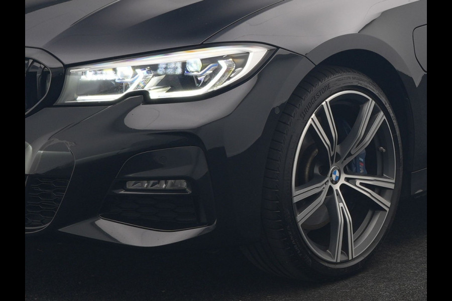 BMW 3 Serie Touring 330e M Sport PHEV 293pk Dealer O.H. | Trekhaak Af Fabriek | Adaptive Cruise | Head Up | 360 Camera | Adaptief Onderstel | Alcantara Sportstoelen & Stuur Verwarmd | Laser LED | Sfeerverlichting | Keyless | Blis | Apple Carplay | Plug In Hybrid |