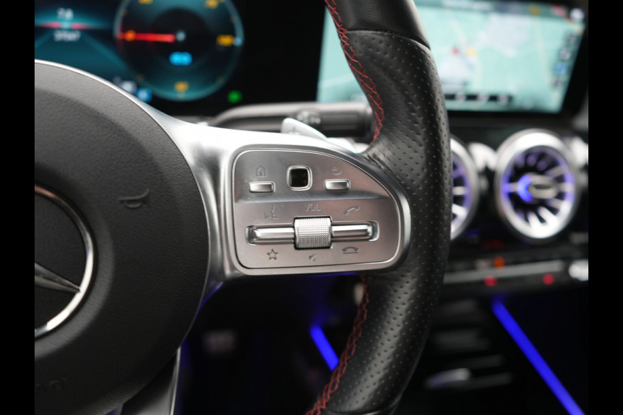 Mercedes-Benz EQB 300 4MATIC AMG Line 69,7 kWh 228pk Dealer O.H. | Trekhaak Af Fabriek | Camera | MBUX Widescreen Navi | Alcantara Sportstoelen Verwarmd | Sfeerverlichting | Night Pakket | Cruise Control | Virtual | DAB |