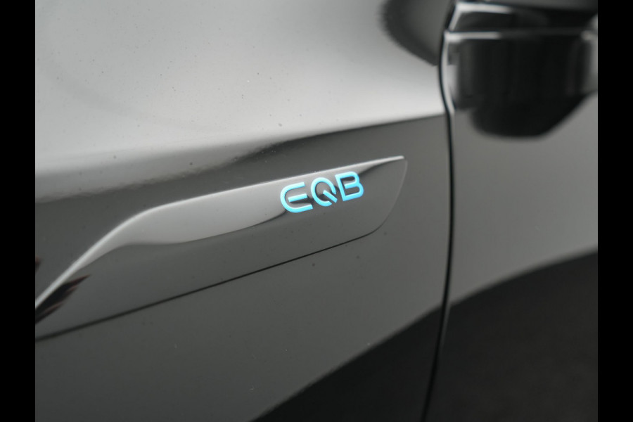 Mercedes-Benz EQB 300 4MATIC AMG Line 69,7 kWh 228pk Dealer O.H. | Trekhaak Af Fabriek | Camera | MBUX Widescreen Navi | Alcantara Sportstoelen Verwarmd | Sfeerverlichting | Night Pakket | Cruise Control | Virtual | DAB |