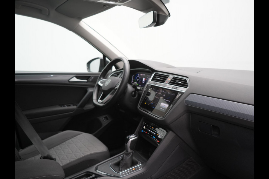 Volkswagen Tiguan 1.4 TSI eHybrid Life PHEV 245pk Dealer O.H. | Adaptive Cruise | 360 Camera | Stoelen & Stuur Verwarmd | Apple Carplay | Keyless | Blis | Navigatie | DAB | Virtual | Plug In Hybrid |