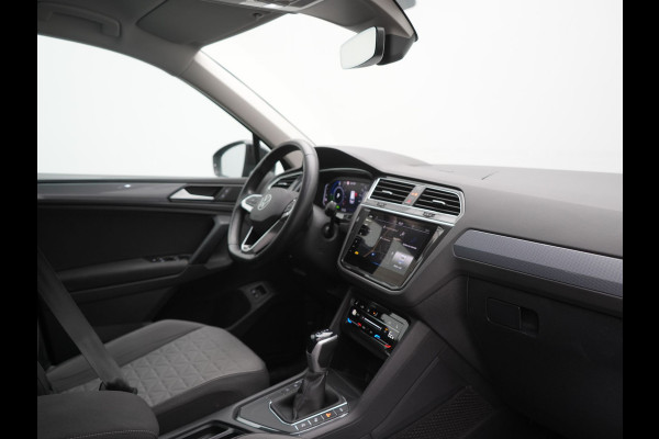 Volkswagen Tiguan 1.4 TSI eHybrid Life PHEV 245pk Dealer O.H. | Adaptive Cruise | 360 Camera | Stoelen & Stuur Verwarmd | Apple Carplay | Keyless | Blis | Navigatie | DAB | Virtual | Plug In Hybrid |