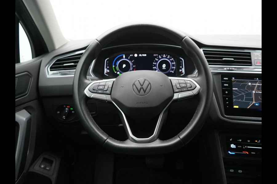 Volkswagen Tiguan 1.4 TSI eHybrid Life PHEV 245pk Dealer O.H. | Adaptive Cruise | 360 Camera | Stoelen & Stuur Verwarmd | Apple Carplay | Keyless | Blis | Navigatie | DAB | Virtual | Plug In Hybrid |