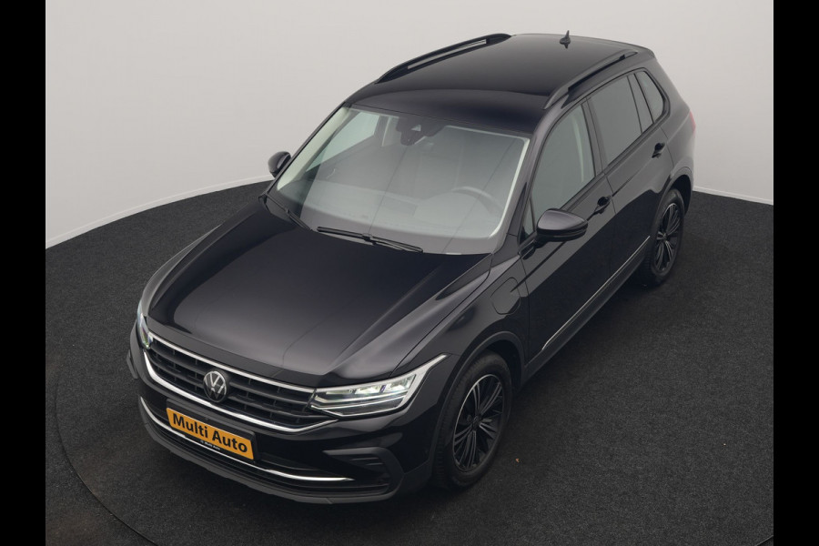 Volkswagen Tiguan 1.4 TSI eHybrid Life PHEV 245pk Dealer O.H. | Adaptive Cruise | 360 Camera | Stoelen & Stuur Verwarmd | Apple Carplay | Keyless | Blis | Navigatie | DAB | Virtual | Plug In Hybrid |