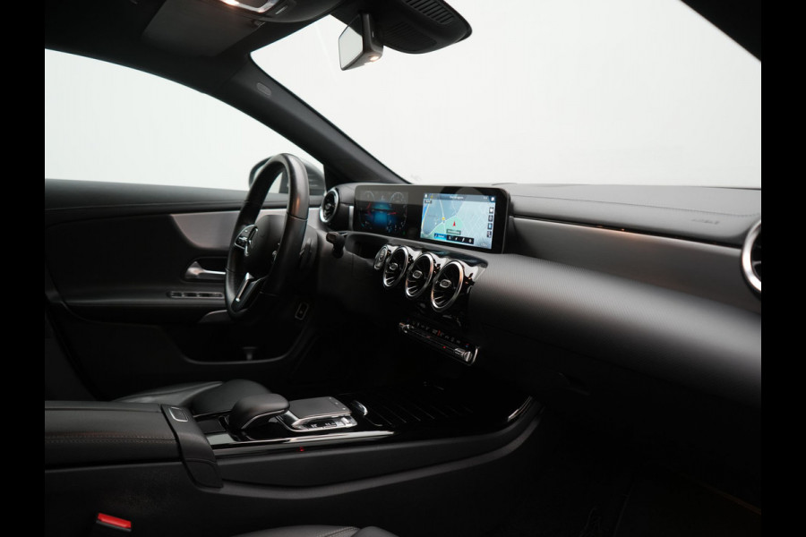 Mercedes-Benz CLA-Klasse 200 Advantage 164pk | Trekhaak | Camera | Widescreen Navi | Park Assist | Apple Carplay | Cruise Control | Lane Assist | DAB | 18"L.M " |