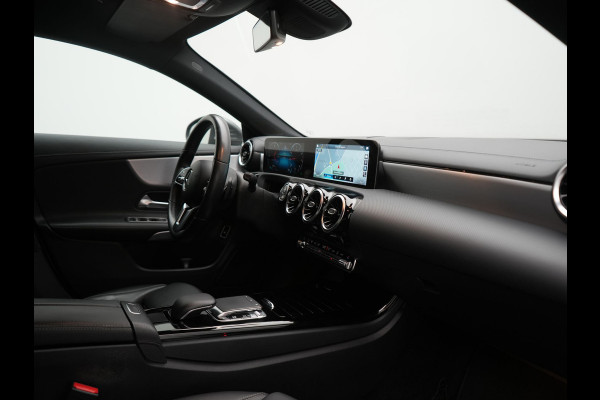 Mercedes-Benz CLA-Klasse 200 Advantage 164pk | Trekhaak | Camera | Widescreen Navi | Park Assist | Apple Carplay | Cruise Control | Lane Assist | DAB | 18"L.M " |
