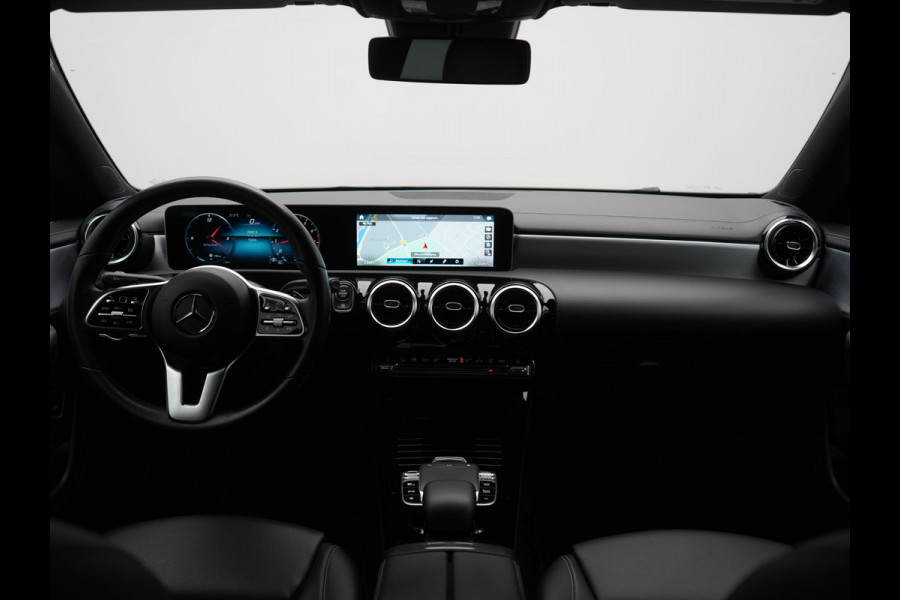Mercedes-Benz CLA-Klasse 200 Advantage 164pk | Trekhaak | Camera | Widescreen Navi | Park Assist | Apple Carplay | Cruise Control | Lane Assist | DAB | 18"L.M " |