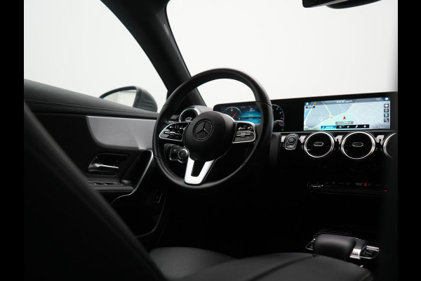 Mercedes-Benz CLA-Klasse 200 Advantage 164pk | Trekhaak | Camera | Widescreen Navi | Park Assist | Apple Carplay | Cruise Control | Lane Assist | DAB | 18"L.M " |