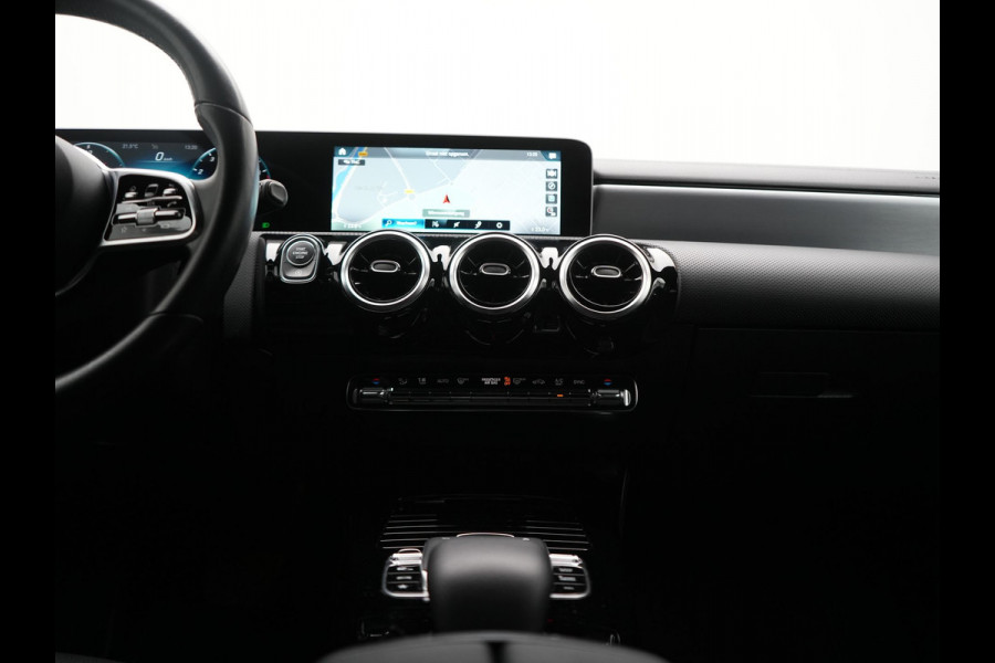Mercedes-Benz CLA-Klasse 200 Advantage 164pk | Trekhaak | Camera | Widescreen Navi | Park Assist | Apple Carplay | Cruise Control | Lane Assist | DAB | 18"L.M " |