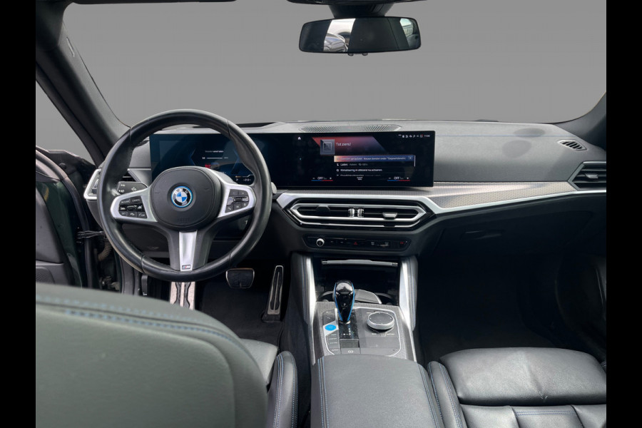 BMW i4 eDrive40 High Executive 84 kWh / SoH 99% / Trekhaak / Schuifdak / Camera / Head-up / Leder / 19'' / CarPlay / Stoelverwarming / Sfeerverlichting / Dodehoek / ACC