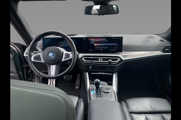 BMW i4 eDrive40 High Executive 84 kWh / SoH 99% / Trekhaak / Schuifdak / Camera / Head-up / Leder / 19'' / CarPlay / Stoelverwarming / Sfeerverlichting / Dodehoek / ACC