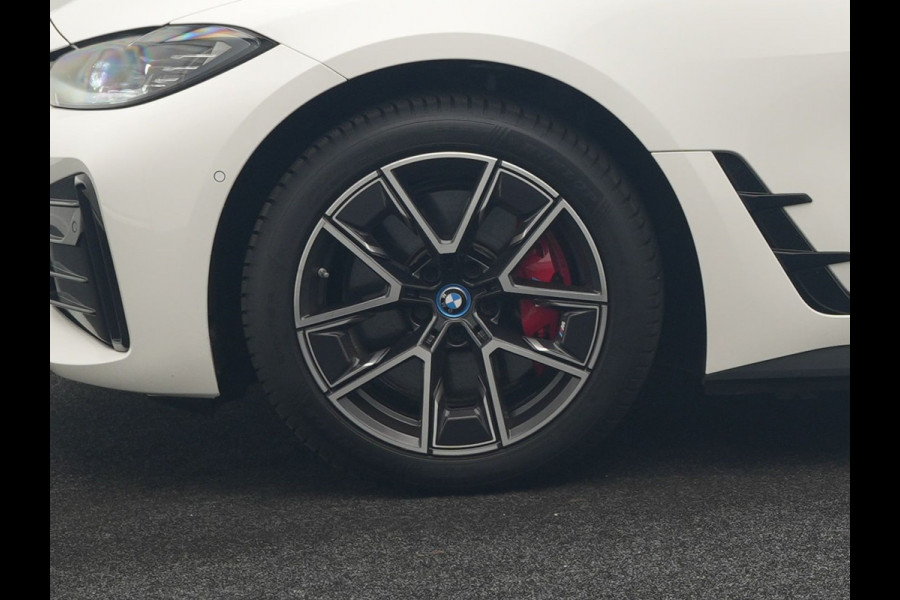 BMW i4 eDrive35 M Sport PRO 70 kWh 286pk Dealer O.H | Trekhaak Af Fabriek | Adaptive Cruise | 360 Camera | Adaptive Onderstel |  Alcantara Sportstoelen Verwarmd | Widescreen Navi | Apple Carplay | Virtual | DAB | 18" L.M |