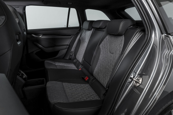 Škoda Octavia Combi 1.5 TSI MHEV 150 PK Sportline Business | S/K-Panodak | Elek. Trekhaak | Matrix Led | Adapt. Cruise | Winterpakket | 13 inch Navi | Camera | NAV + App. Connect | ECC | Elek. Klep | LM 18" | 5062