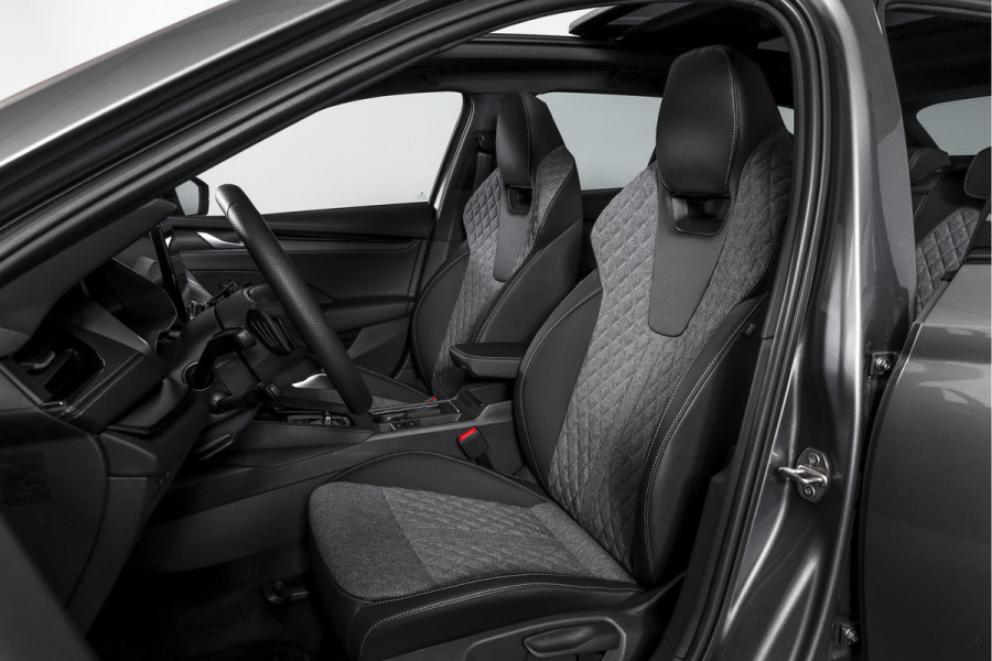 Škoda Octavia Combi 1.5 TSI MHEV 150 PK Sportline Business | S/K-Panodak | Elek. Trekhaak | Matrix Led | Adapt. Cruise | Winterpakket | 13 inch Navi | Camera | NAV + App. Connect | ECC | Elek. Klep | LM 18" | 5062