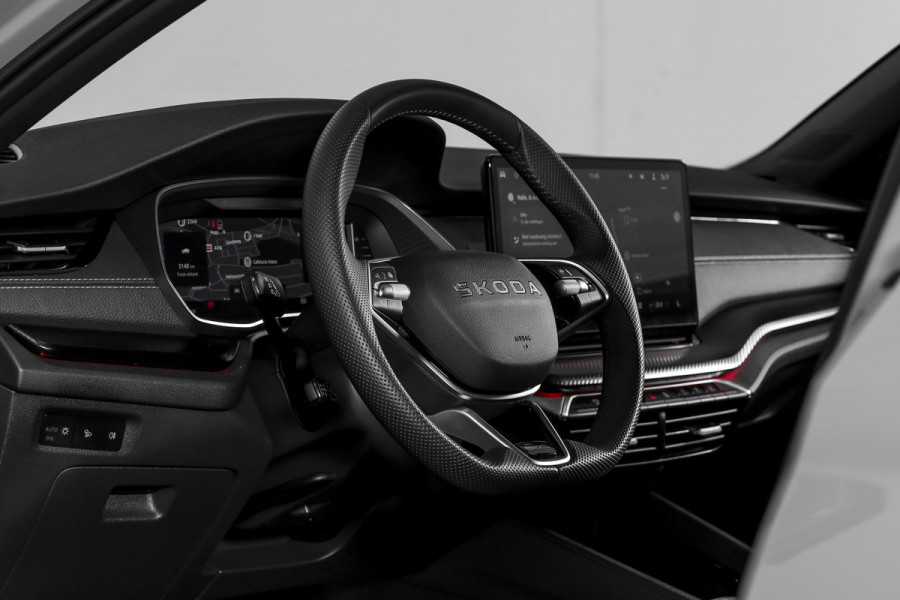 Škoda Octavia Combi 1.5 TSI MHEV 150 PK Sportline Business | Elek. Trekhaak | Matrix Led | Adapt. Cruise | Winterpakket | 13 inch Navi | Camera | NAV + App. Connect | ECC | Elek. Klep | LM 18" | 2748