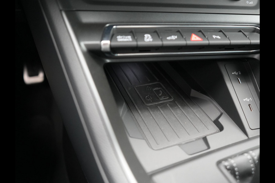 Audi Q3 45 TFSI e S-Line PHEV 245pk Dealer O.H Adaptive Cruise | Camera | Blis | S-line Interieur | Lederen Sportstoelen Verwarmd | Sportstuur | Navigatie | Virtual | DAB | 17"L.M |