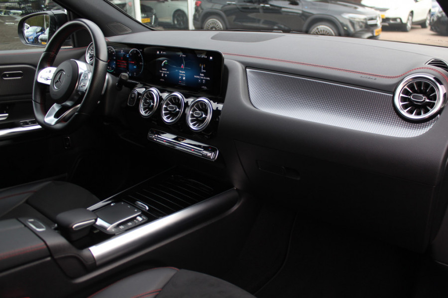 Mercedes-Benz EQA 250 Edition 1 67 kWh / Trekhaak / Panoramadak / 360Camera / Burmester / Leder&Alcantara / 19'' / CarPlay / Stoelverwarming / DAB / Dodehoek / Cruise Control