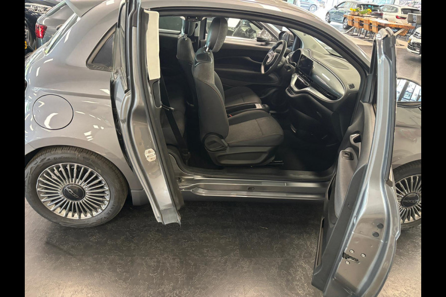 Fiat 500 3+1 Icon SOH 100% 42 kWh 100% Electrisch, Parkeer sensoren achter, DAB radio, Extra achterdeur rechts