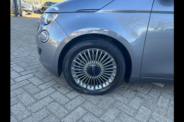 Fiat 500E 3+1 Icon 42 kWh 118 pk Automaat SOH 100% 42 kWh | Navi | CarPlay | DAB | PDC | 28.000 km 100% Electrisch, Extra achterdeur rechts | 11 kW laden | 85 kW snelladen | BTW-auto