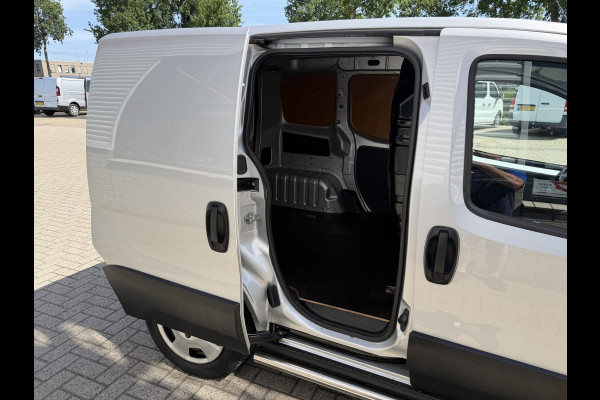 Fiat Fiorino 1.3 MJ Adventure / vaste prijs rijklaar € 9.950 ex btw / lease vanaf € 168 / euro 6 / bpm vrij / zilver metallic / airco / cruise / navi / schuifdeur / pdc achter !