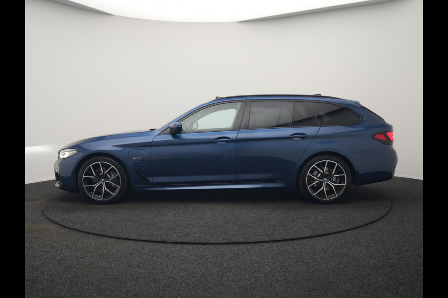 BMW 5 Serie Touring 530e M Sport PHEV 293pk Dealer O.H. | Panodak | Adaptive Cruise | 360 Camera | Harman / Kardon | Lederen Comfortzetels Memory & Verwarmd | Adaptive LED | Apple Carplay | Blis | Sfeerverlichting | Navigatie | DAB | Plug In Hybrid |