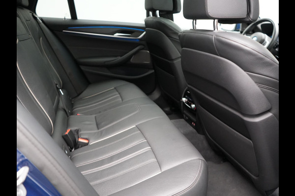 BMW 5 Serie Touring 530e M Sport PHEV 293pk Dealer O.H. | Panodak | Adaptive Cruise | 360 Camera | Harman / Kardon | Lederen Comfortzetels Memory & Verwarmd | Adaptive LED | Apple Carplay | Blis | Sfeerverlichting | Navigatie | DAB | Plug In Hybrid |