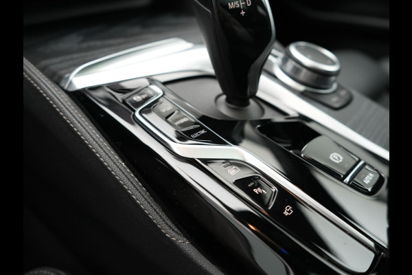 BMW 5 Serie Touring 530e M Sport PHEV 293pk Dealer O.H. | Panodak | Adaptive Cruise | 360 Camera | Harman / Kardon | Lederen Comfortzetels Memory & Verwarmd | Adaptive LED | Apple Carplay | Blis | Sfeerverlichting | Navigatie | DAB | Plug In Hybrid |