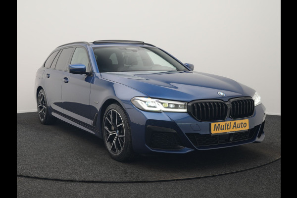 BMW 5 Serie Touring 530e M Sport PHEV 293pk Dealer O.H. | Panodak | Adaptive Cruise | 360 Camera | Harman / Kardon | Lederen Comfortzetels Memory & Verwarmd | Adaptive LED | Apple Carplay | Blis | Sfeerverlichting | Navigatie | DAB | Plug In Hybrid |