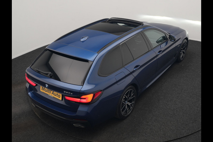 BMW 5 Serie Touring 530e M Sport PHEV 293pk Dealer O.H. | Panodak | Adaptive Cruise | 360 Camera | Harman / Kardon | Lederen Comfortzetels Memory & Verwarmd | Adaptive LED | Apple Carplay | Blis | Sfeerverlichting | Navigatie | DAB | Plug In Hybrid |