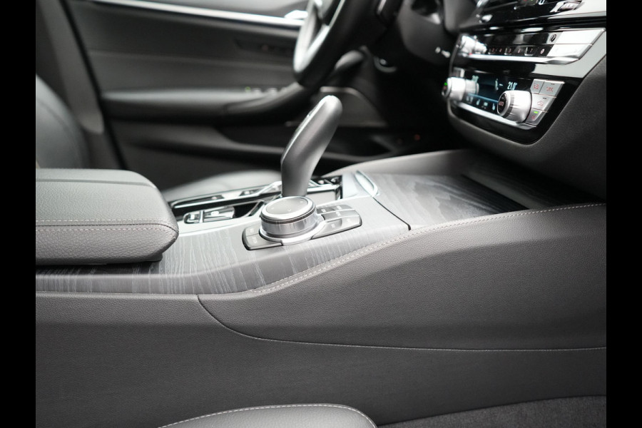 BMW 5 Serie Touring 530e M Sport PHEV 293pk Dealer O.H. | Panodak | Adaptive Cruise | 360 Camera | Harman / Kardon | Lederen Comfortzetels Memory & Verwarmd | Adaptive LED | Apple Carplay | Blis | Sfeerverlichting | Navigatie | DAB | Plug In Hybrid |